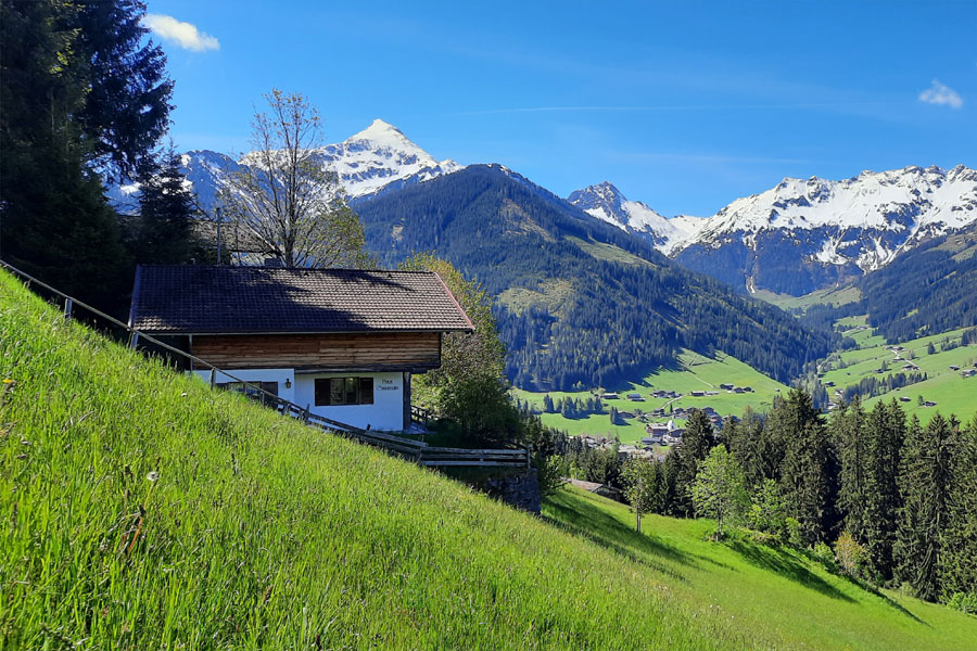 Weiße Bergspitzen über dem Alpbachtal